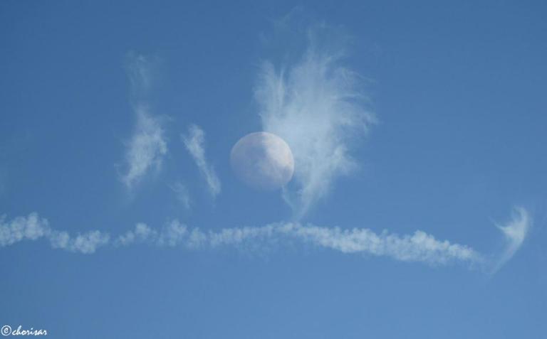 La lune et le nuage